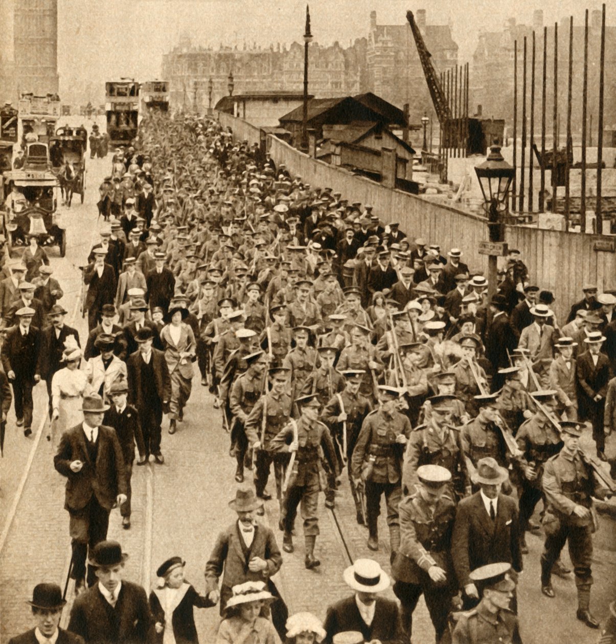 Terytorialni z obozu letniego - Teriery swobodnie maszerujące przez most Westminster, 1914-1918, 1933. autorstwa Unbekannt