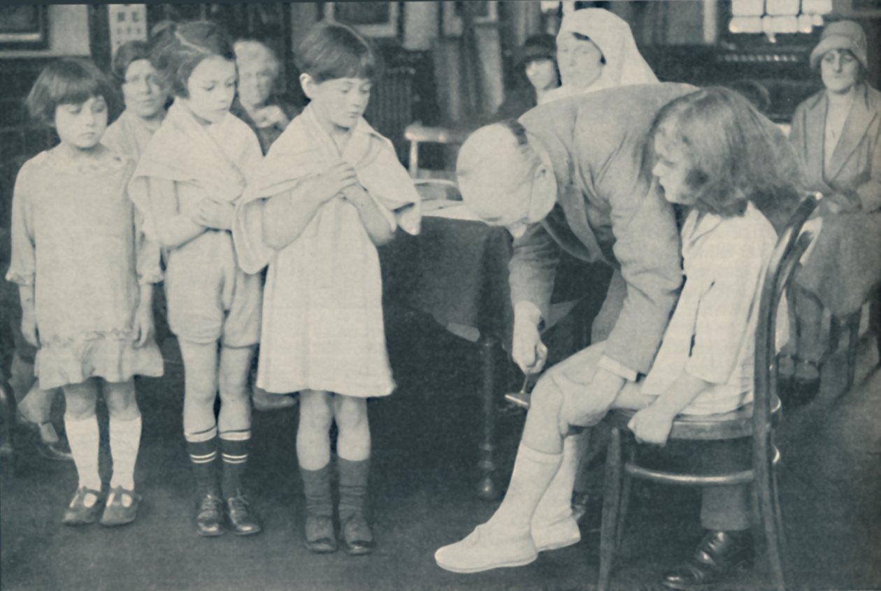 Testowanie odruchu rzepki pod kątem choroby układu nerwowego, c1935 autorstwa Unbekannt