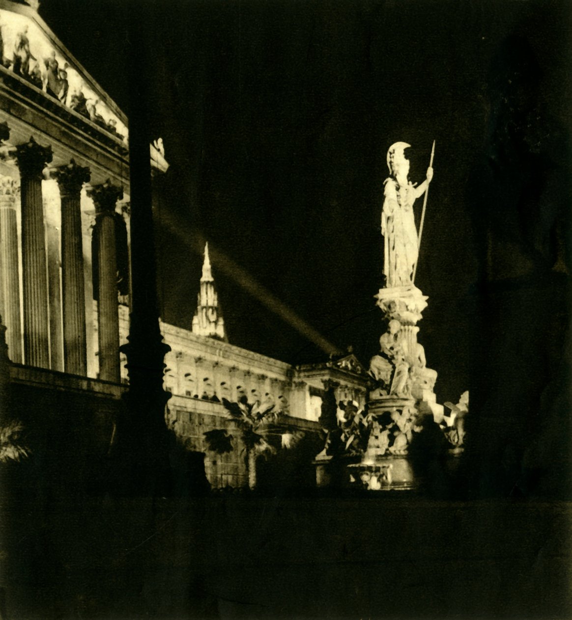Budynek parlamentu austriackiego nocą, Wiedeń, Austria, c1935. autorstwa Unbekannt