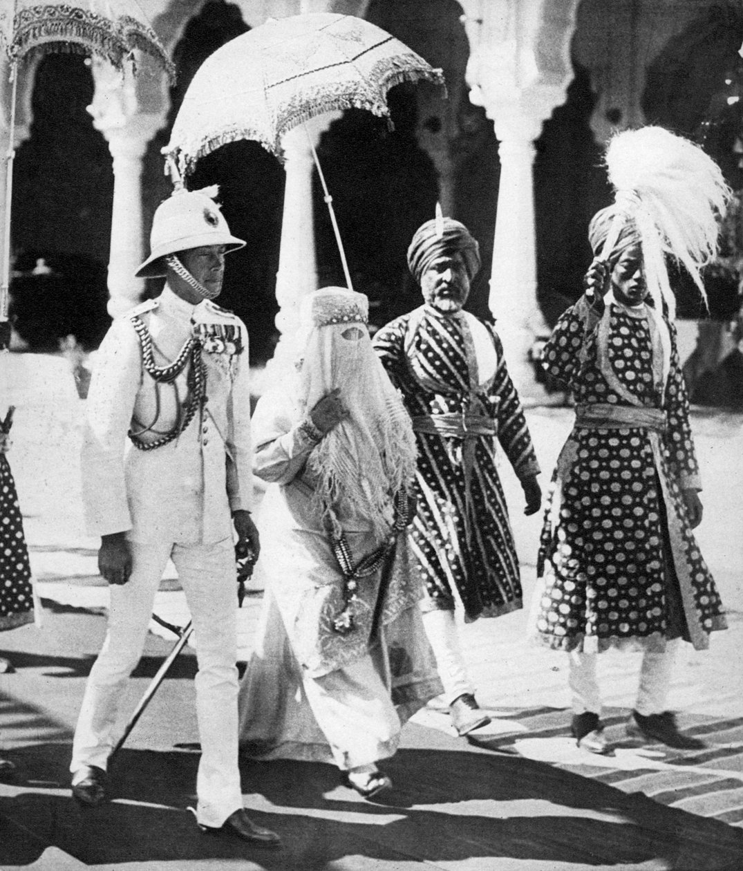 Begum Bhopal eskortuje księcia Walii do Durbar Hall, Indie, 1921 autorstwa Unbekannt