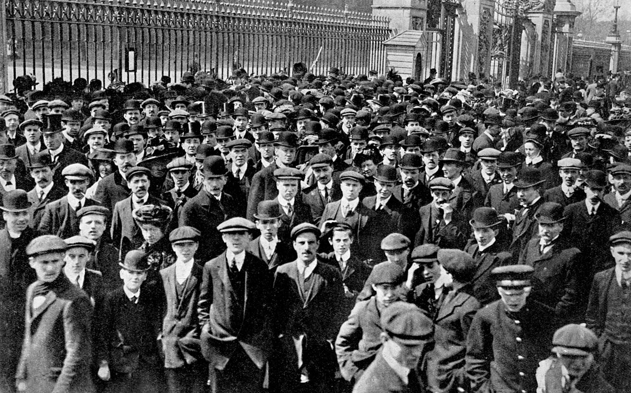 Tłumy przed Pałacem Buckingham, aresztowanie narodów, 1910 autorstwa Unbekannt