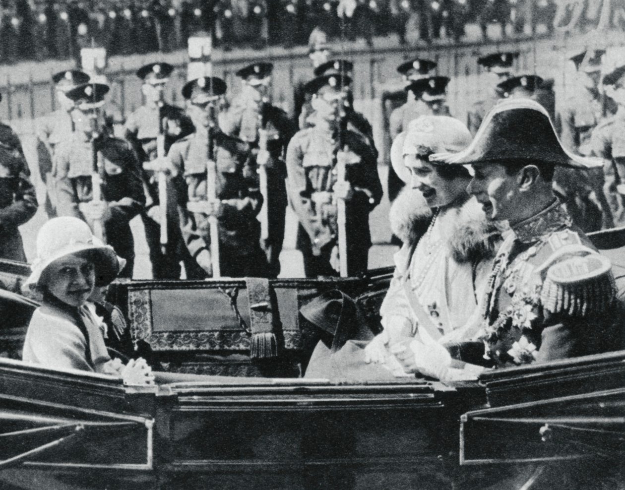 Książę i księżna Yorku opuszczają katedrę św. Pawła z córkami, 1935, 1937 autorstwa Unbekannt