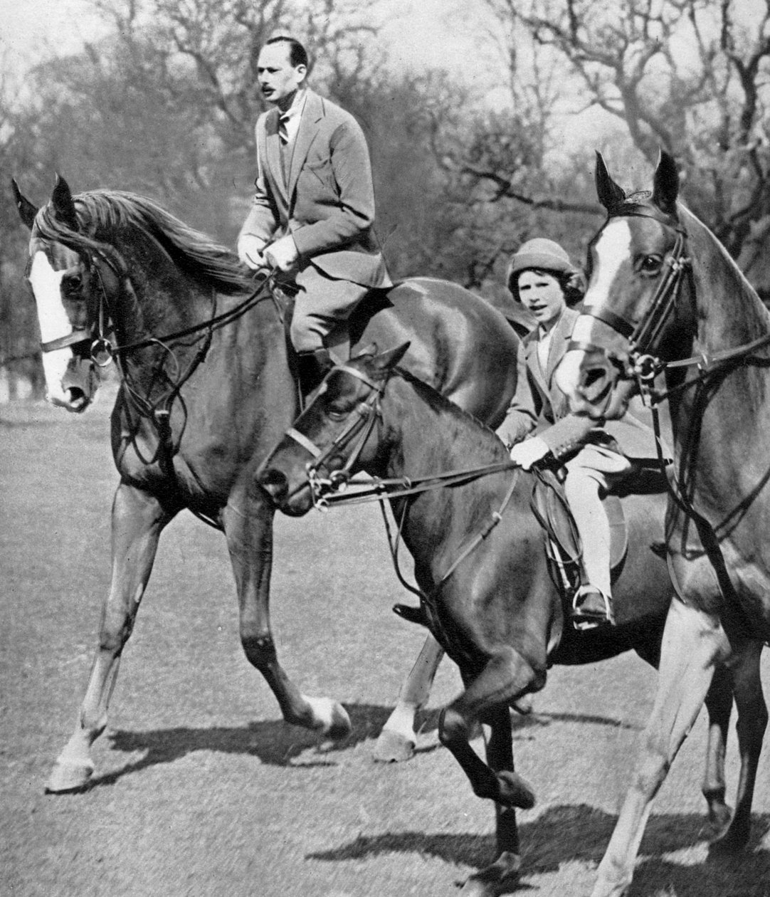 Książę Gloucester jedzie z księżniczką Elżbietą w Windsor Great Park, c1936 autorstwa Unbekannt