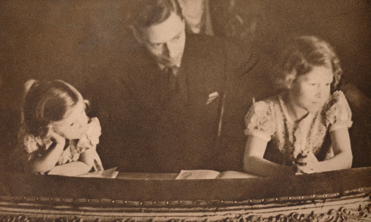 Książę Yorku i księżniczki Elżbieta i Małgorzata podczas pantomimy, 6 lutego 1935. autorstwa Unbekannt