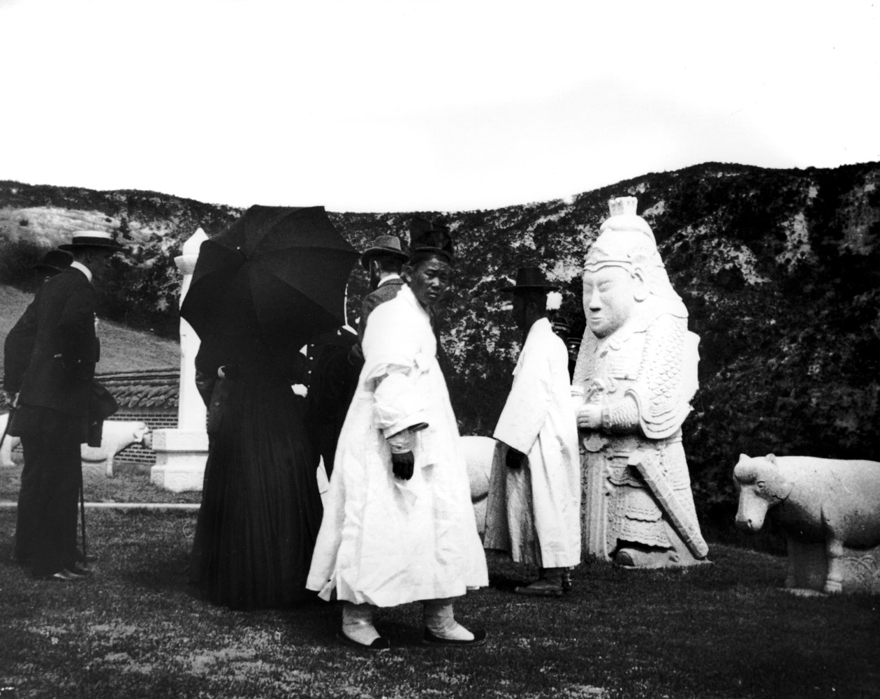 Cesarz Japonii odwiedza grobowiec, Korea, 1900 autorstwa Unbekannt