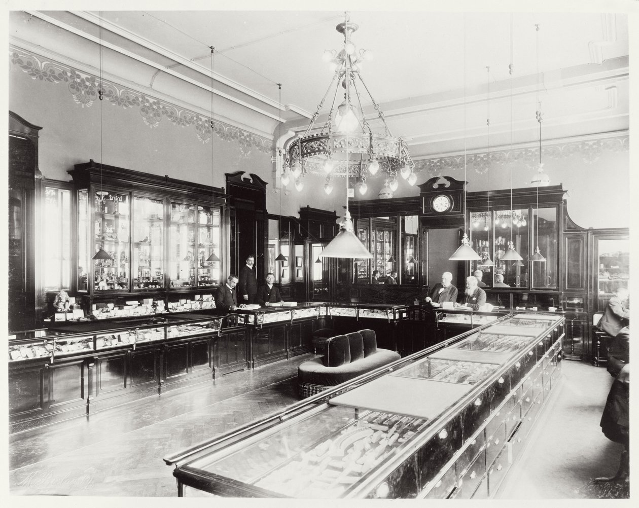 Emporium Faberge (zdjęcie czarno-białe) autorstwa Unbekannt