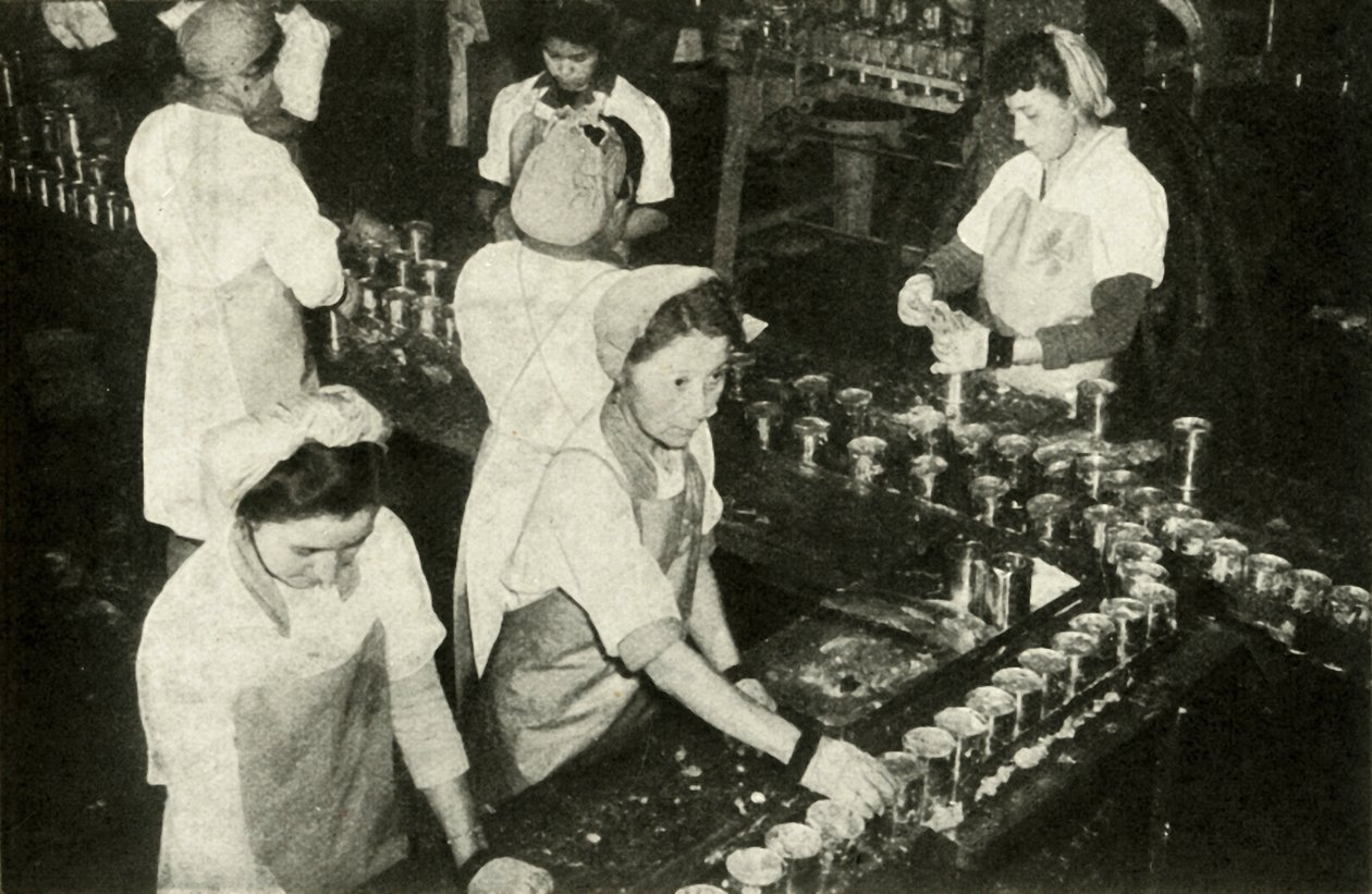 Wielki przemysł łososiowy - indyjskie dziewczęta pracujące w dziale konserw, ok. 1948 r. autorstwa Unbekannt