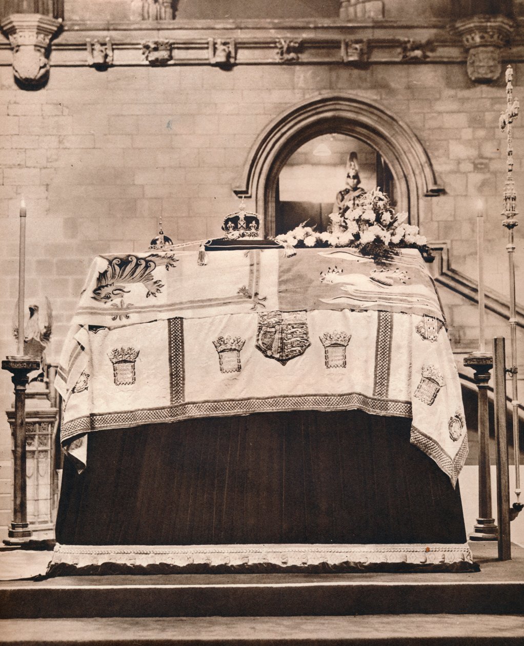 Cesarska Korona, Kula i Berło na trumnie Króla Jerzego w Westminster Hall, 1936 autorstwa Unbekannt