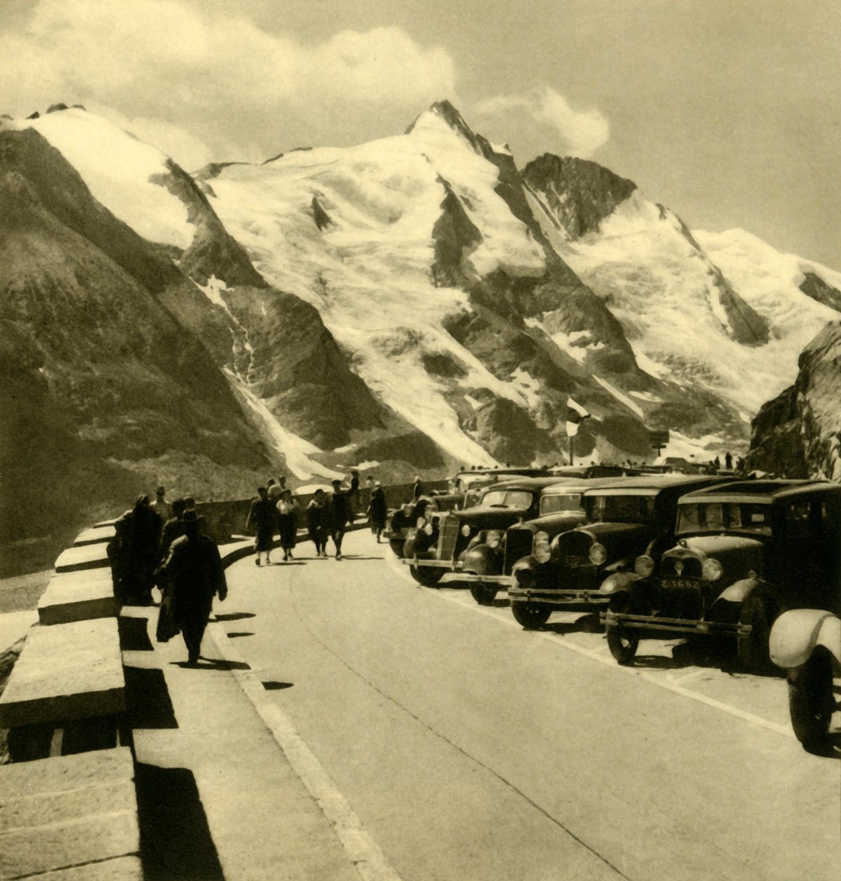 Punkt widokowy Kaiser-Franz-Josefs-Höhe na wysokoalpejskiej drodze Grossglockner, Austria, ok. 1935. autorstwa Unbekannt