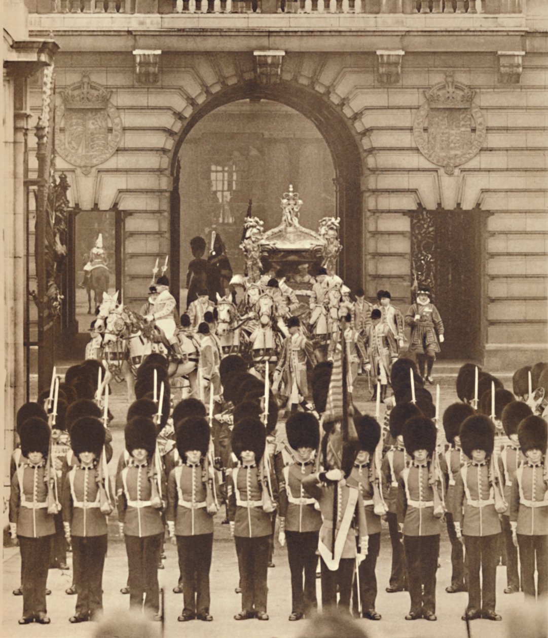Król i królowa opuszczają pałac na koronację, 1937 autorstwa Unbekannt