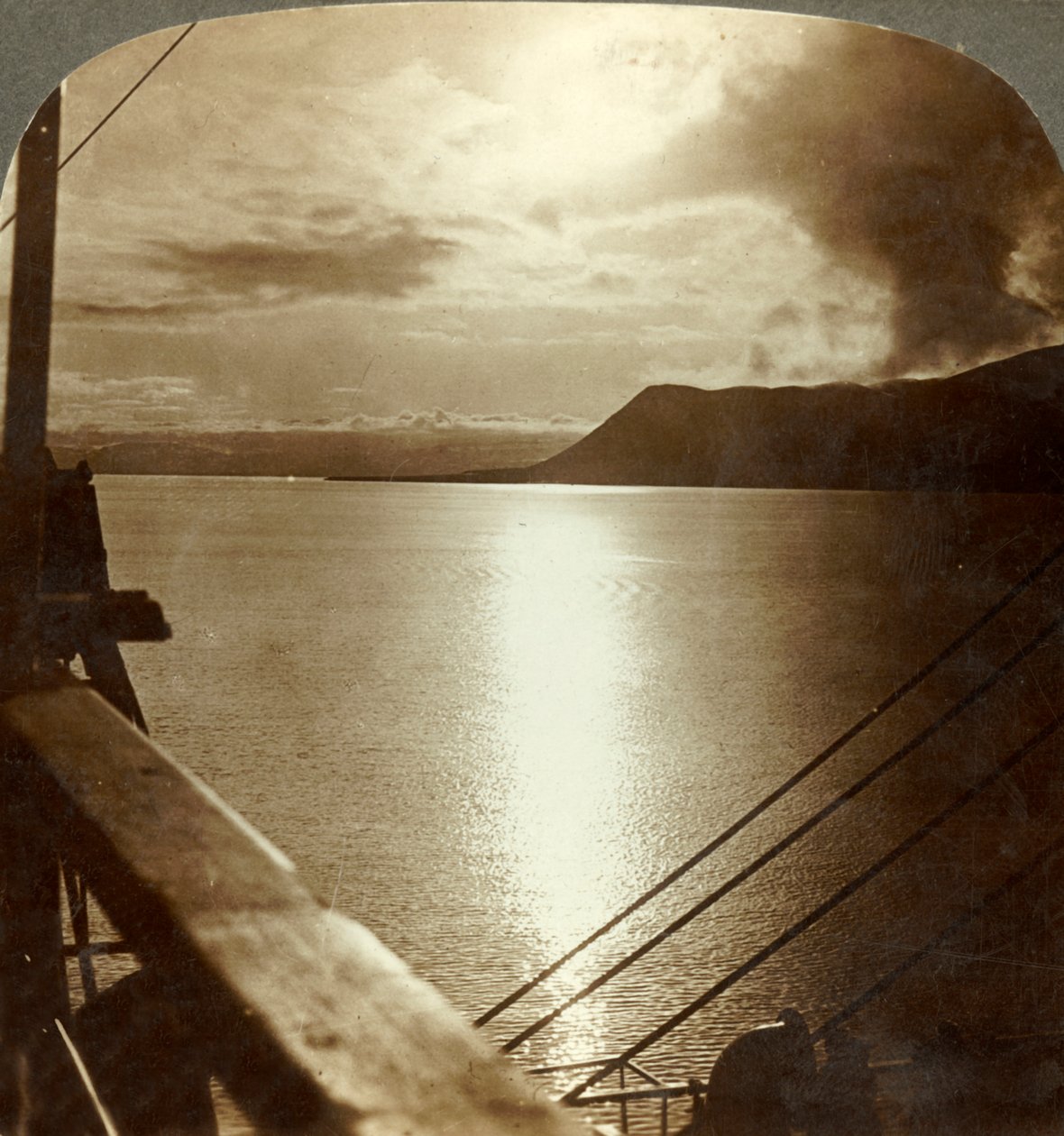 Północne słońce w lipcu nad klifami Spitzbergenu i Oceanu Arktycznego, ok. 1905. autorstwa Unbekannt