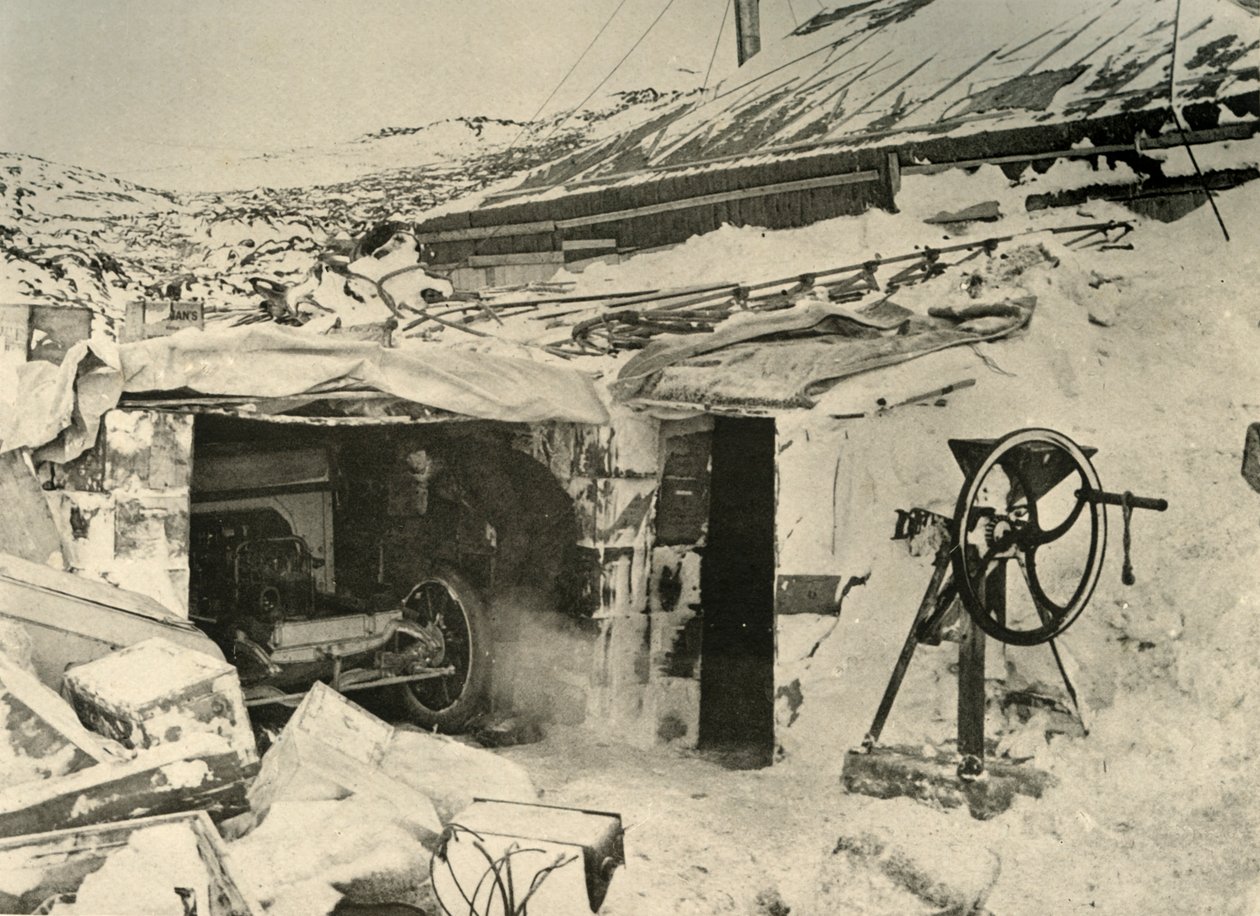 Samochód w garażu i kruszarka do kukurydzy po prawej, c1908, 1909. autorstwa Unbekannt