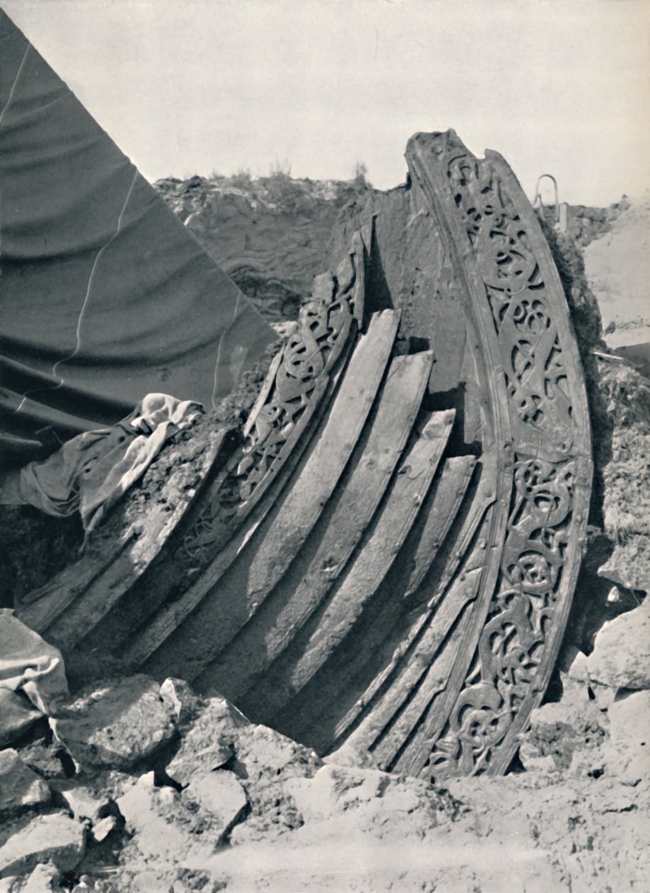 Statek Oseberg w kopcu, przedstawiający rzeźbienie na dziobie i balustradzie, 1935 autorstwa Unbekannt