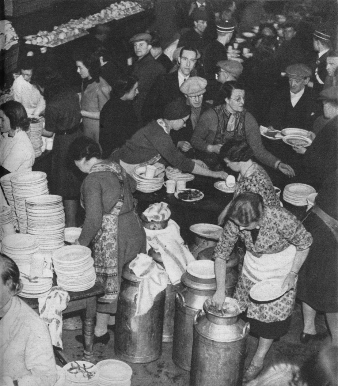 Ludzie zbierają się na rzecz potrzeb ludu: Clydeside żywi bezdomnych, 1941 1942 r. autorstwa Unbekannt