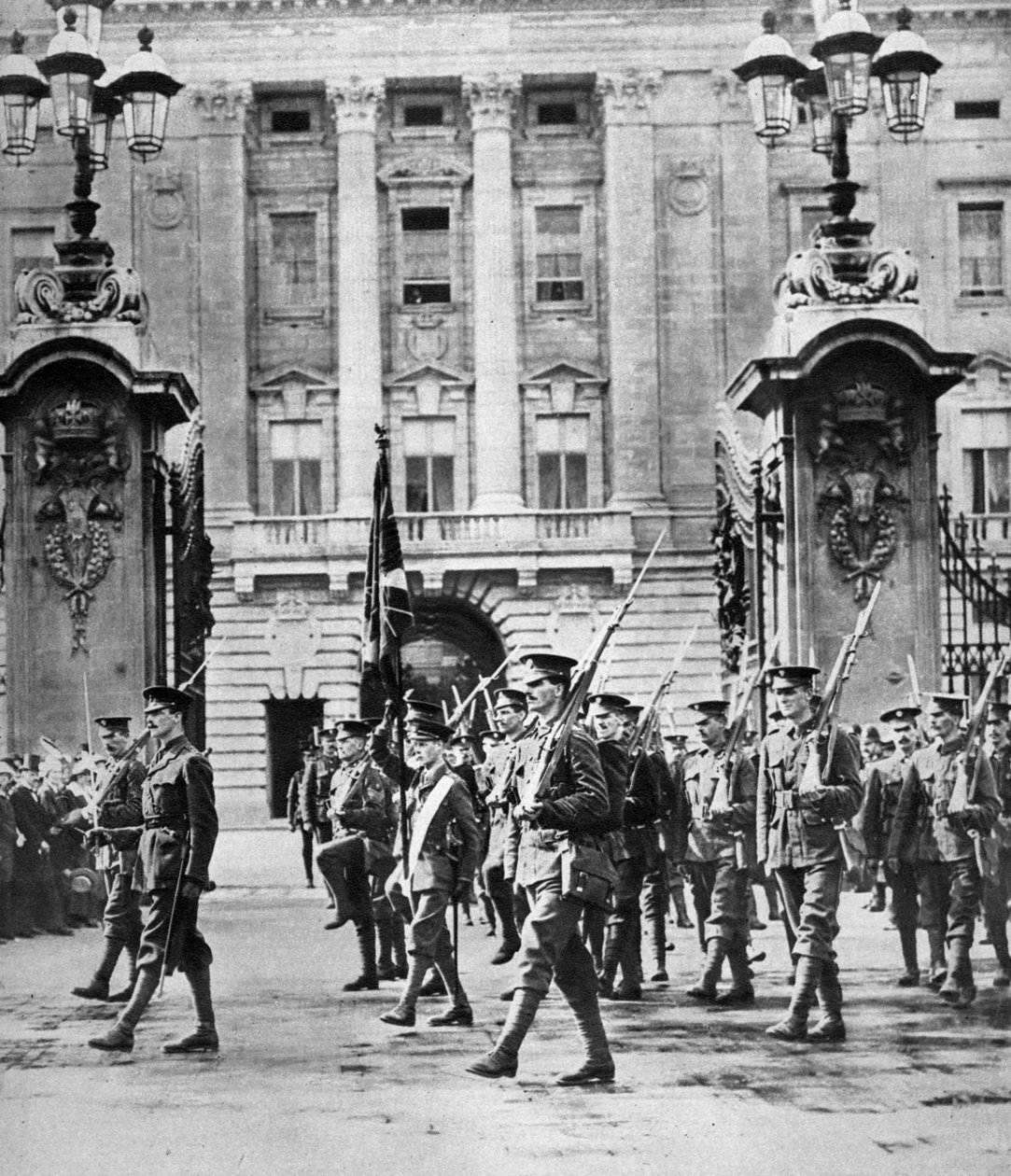 Książę Walii oddany do służby w Gwardii Grenadierów, Londyn, sierpień 1914 r. autorstwa Unbekannt