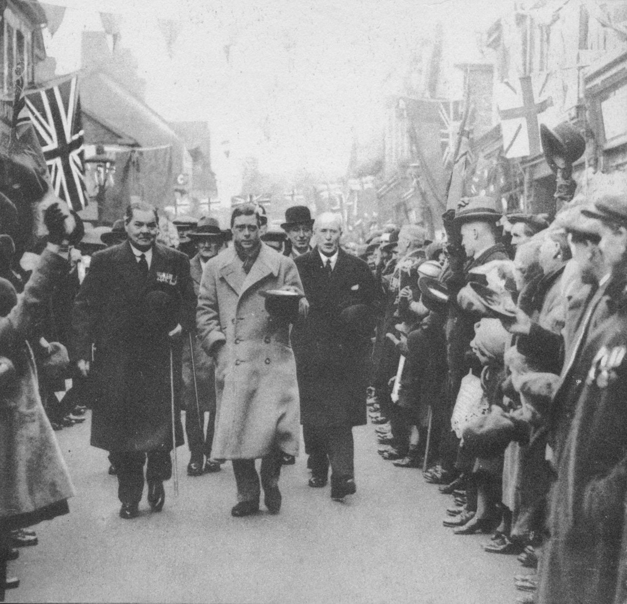 Książę Walii witany przez mieszkańców Porth, Glamorgan, podczas wizyty w Walii, 1932 1936 autorstwa Unbekannt