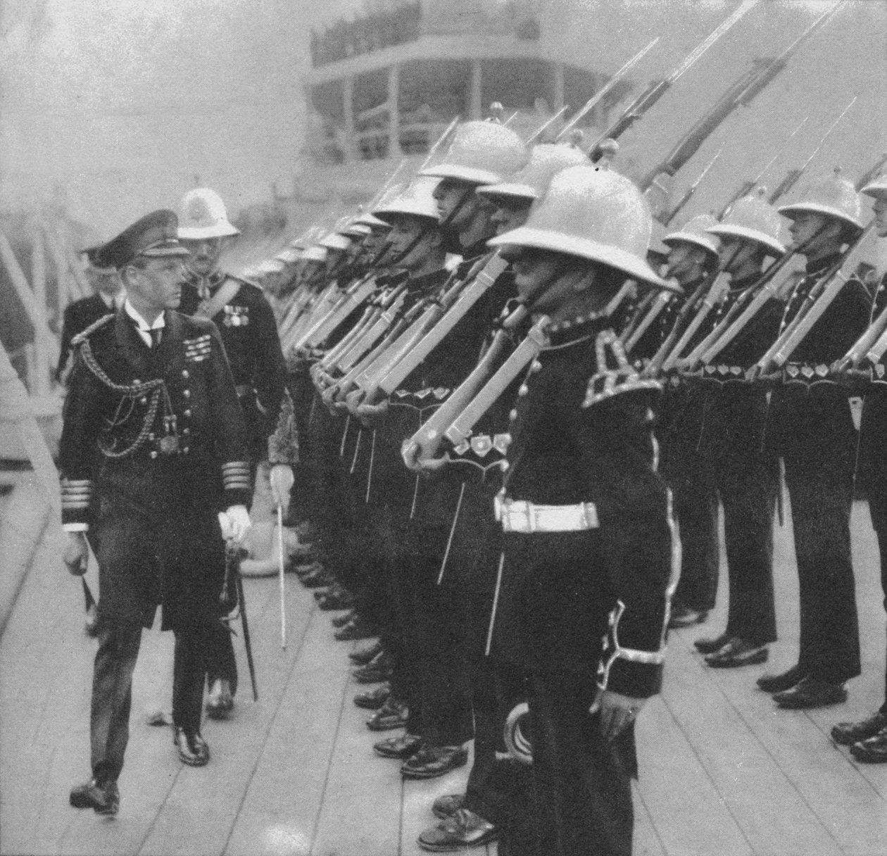 Książę Walii przeprowadza inspekcję marines w Portsmouth, Hampshire, 1921 1936 autorstwa Unbekannt