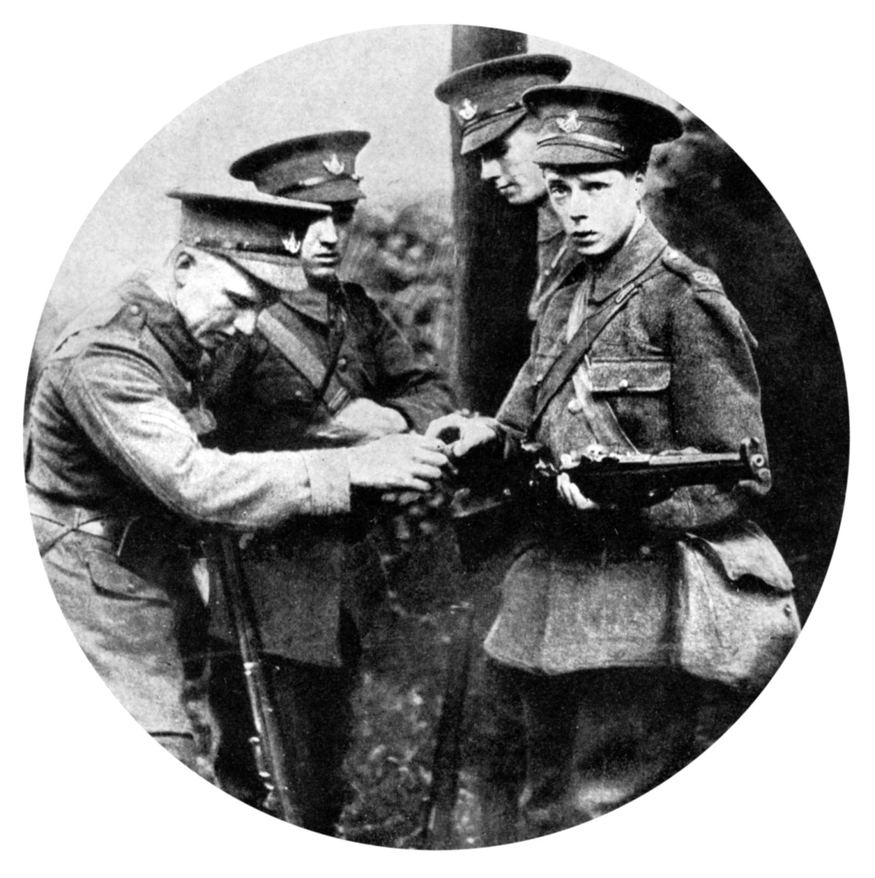 Książę Walii ładujący karabin w grenadierach, I wojna światowa, 1914 r. autorstwa Unbekannt