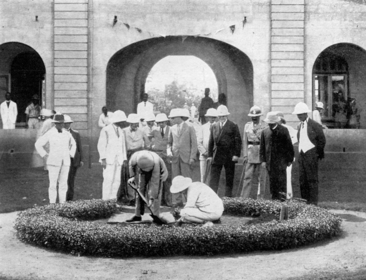 Książę Walii sadzi drzewo w Kumasi Church College, Ghana, 1926 autorstwa Unbekannt