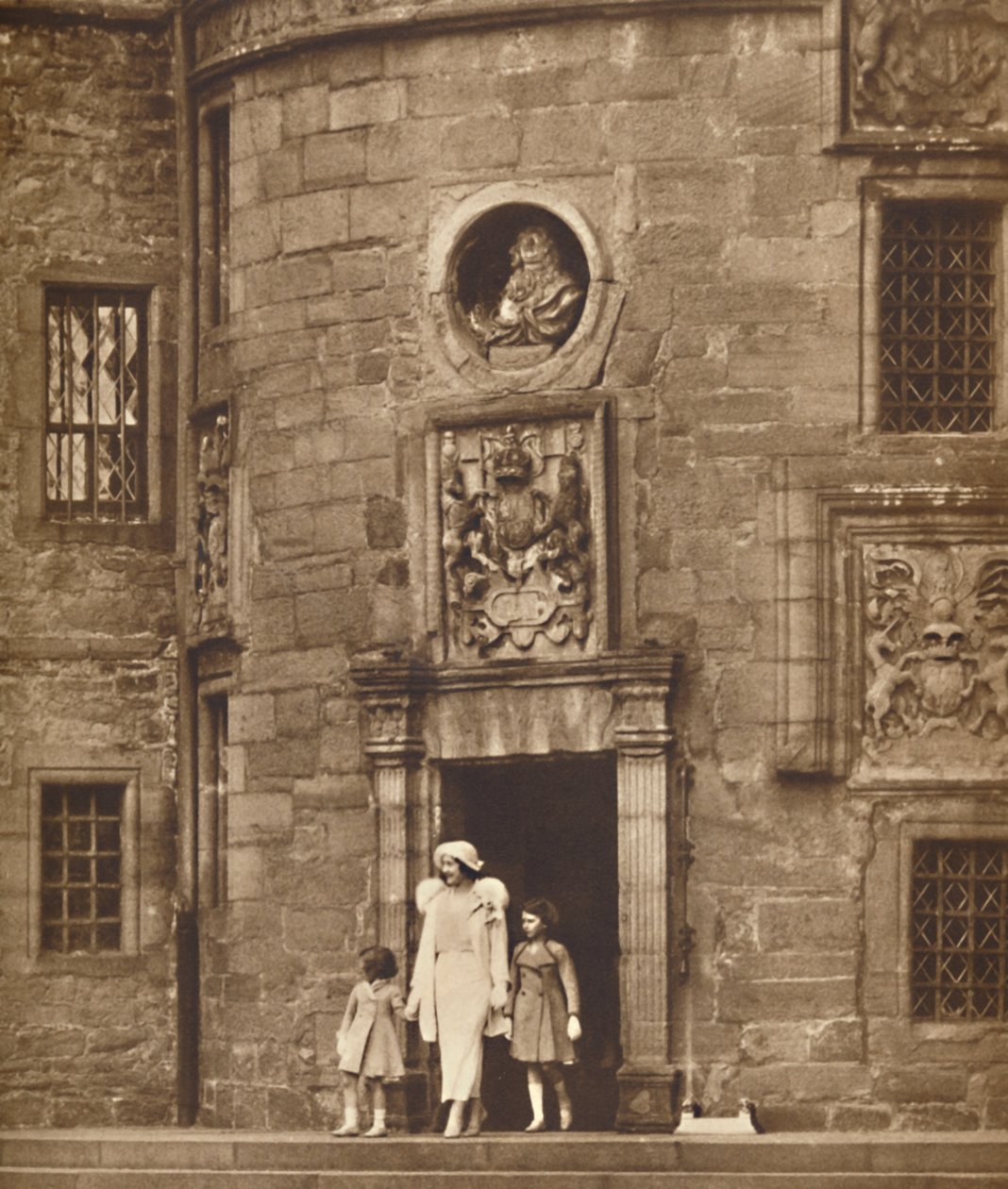 Królowa w swoim starym domu, zamek Glamis, c1936 1937 autorstwa Unbekannt