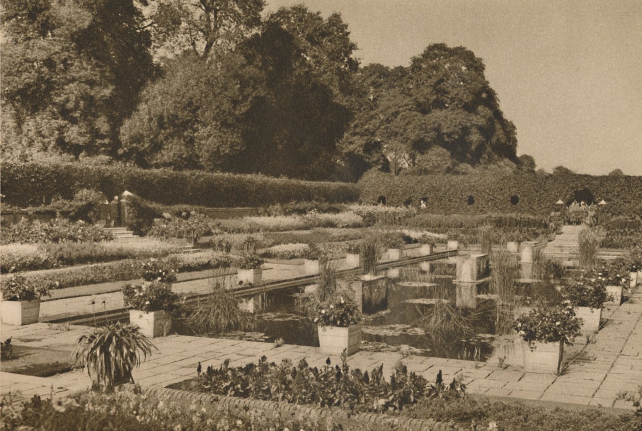 Cisza holenderskiego ogrodu w Pałacu Kensington strzeżonym przez zamknięte bramy, c1935. autorstwa Unbekannt