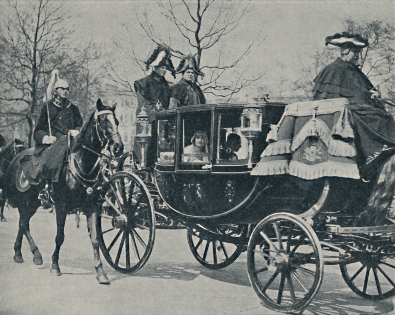 Para królewska powracająca z opactwa, 1923, 1937. autorstwa Unbekannt