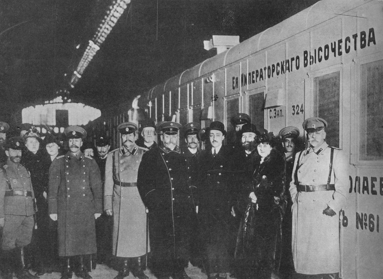 Rosyjski minister wojny podczas inspekcji pociągu Czerwonego Krzyża wyjeżdżającego na front, 1915 autorstwa Unbekannt
