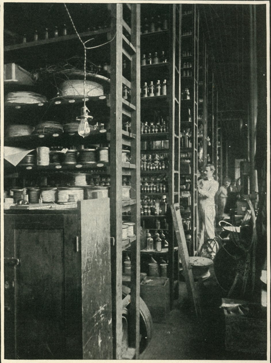 Półki laboratorium Edisons z próbkami każdej znanej substancji, 1902. autorstwa Unbekannt