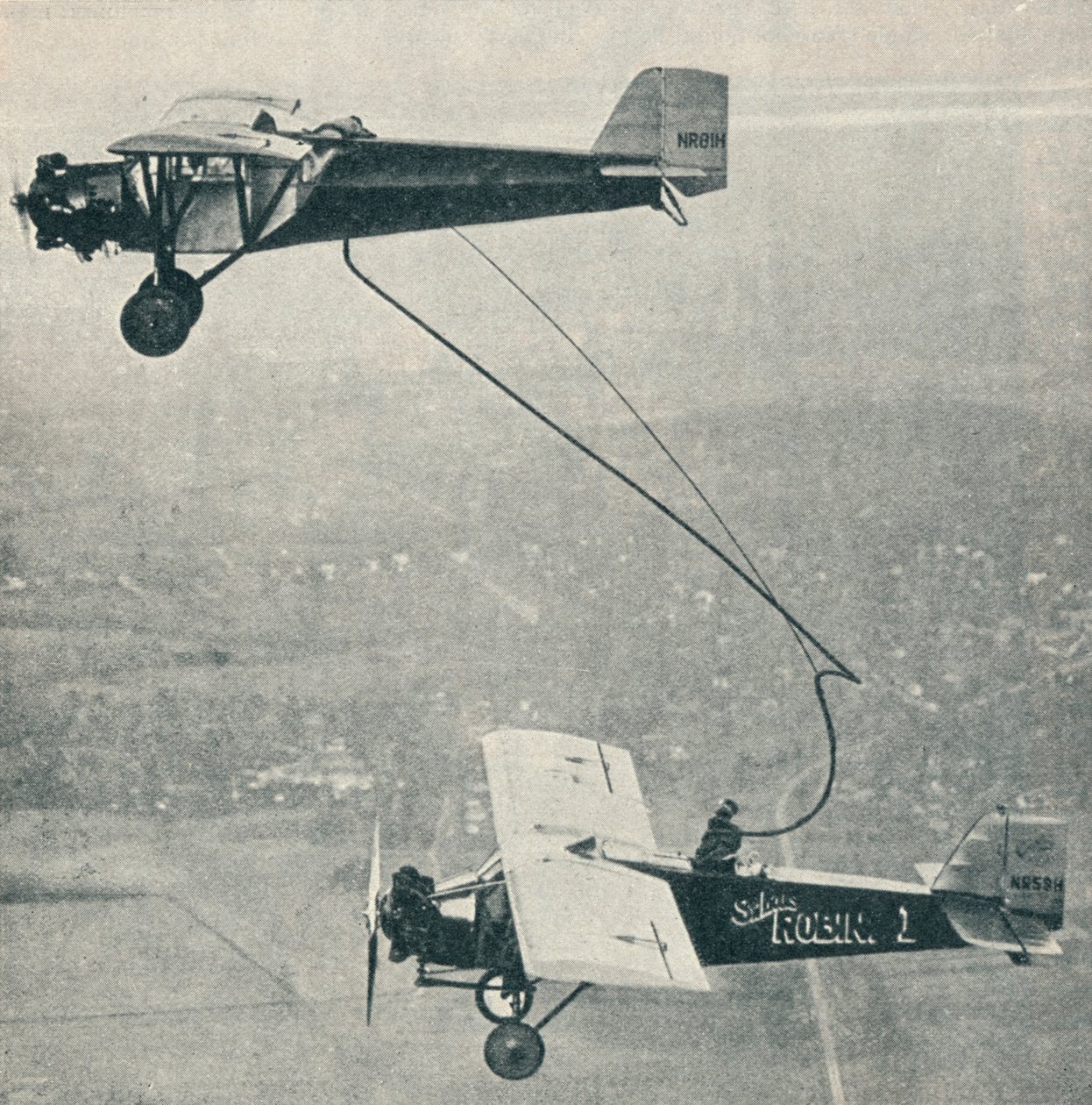 Tankowanie St Louis Robin, c1929 c1937 autorstwa Unbekannt