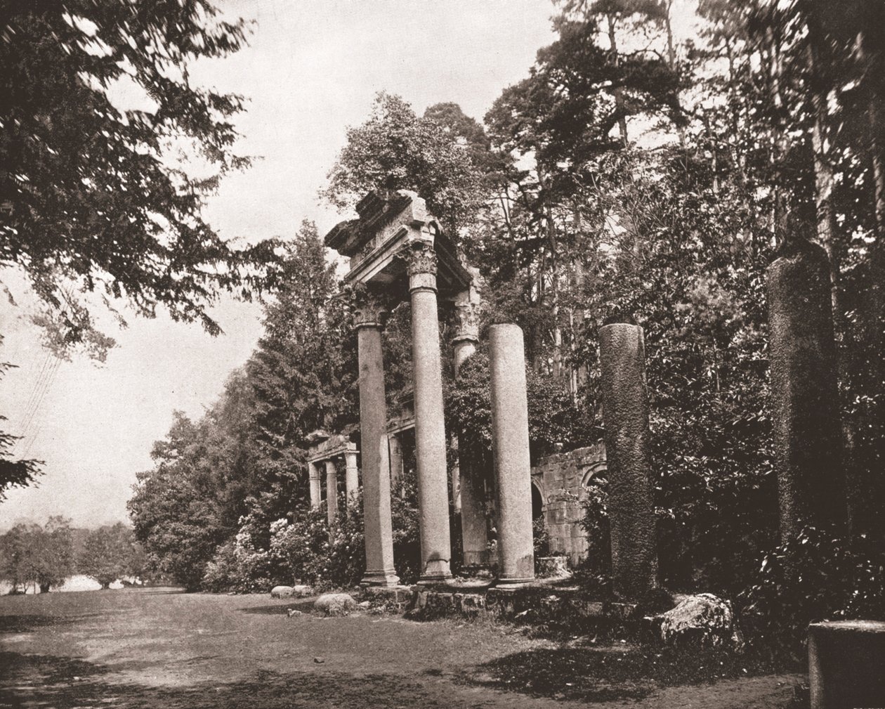 Świątynia Augusta w Virginia Water, Surrey, 1894. autorstwa Unbekannt