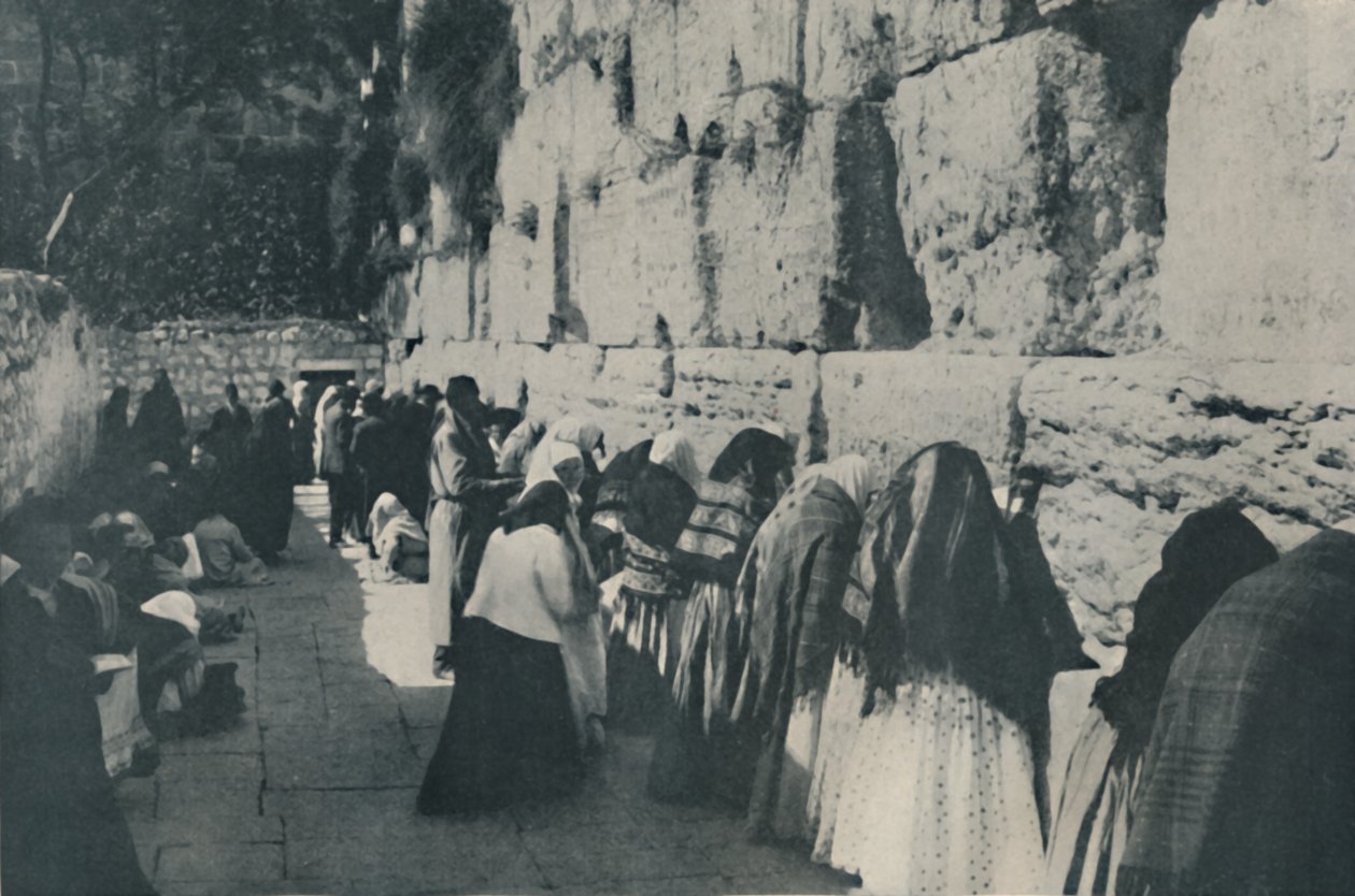 Ściana Płaczu: Dzień Opłakiwania Zaginionego Miasta ich przodków, c1935. autorstwa Unbekannt