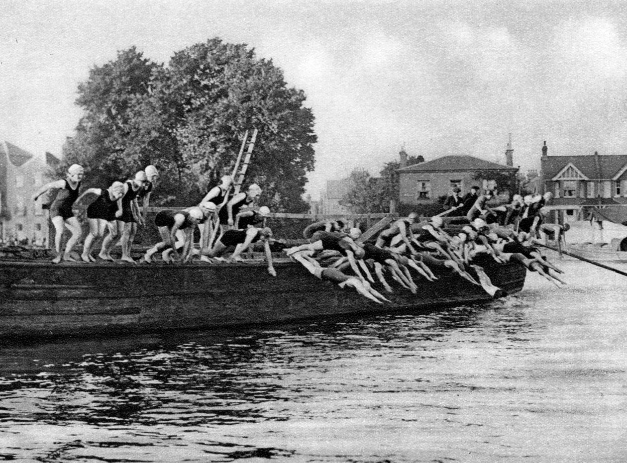 Coroczny wyścig pływacki kobiet Kew to Putney, Londyn, 1926-1927 autorstwa Unbekannt