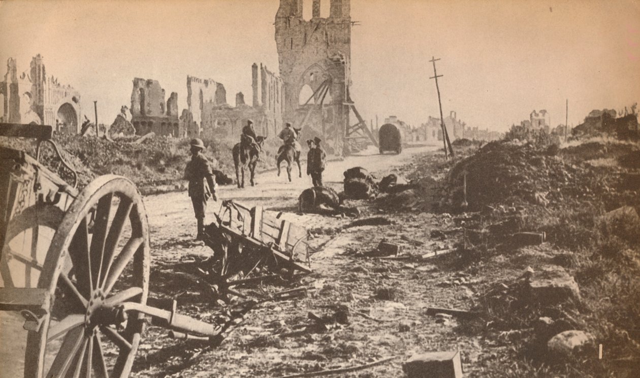 Poobijane szczątki Ypres po tym, jak ostatni pocisk zrobił swoje najgorsze, ukazując ruiny rodziny autorstwa Unbekannt