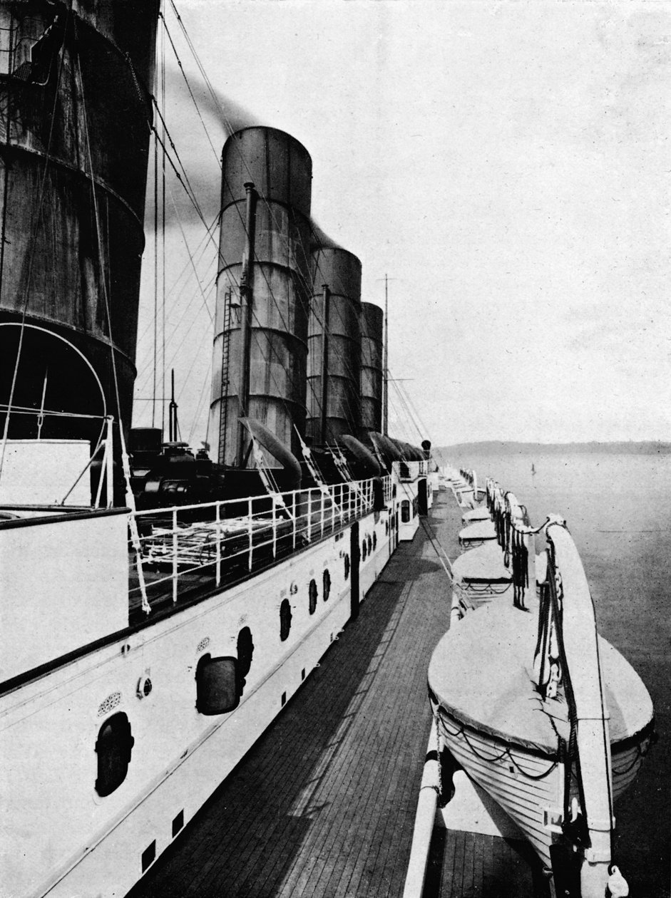 Pokład łodzi Lusitanii z łodziami ratunkowymi, 1915 autorstwa Unbekannt