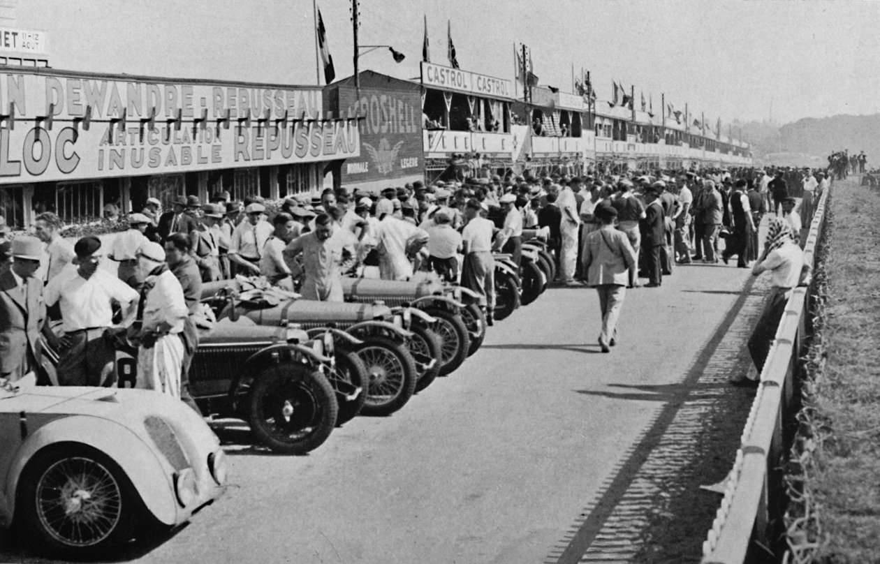 Ruchliwe boksy: przed startem 24-godzinnego wyścigu Le Mans, 1937 autorstwa Unbekannt