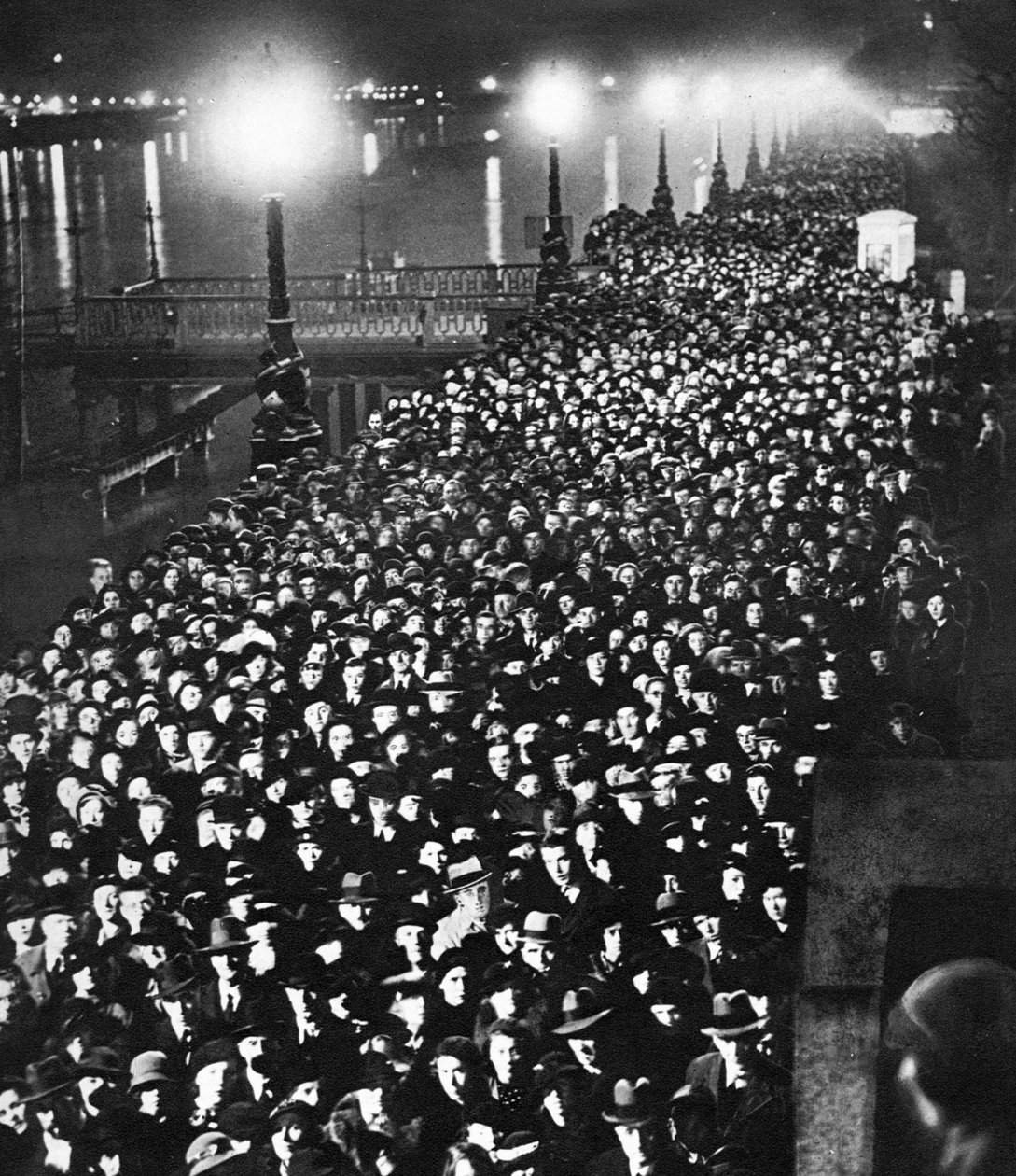 Tłum czekający na przejście obok katafalku Króla Jerzego w Westminster Hall w Londynie, styczeń 1936 r. autorstwa Unbekannt