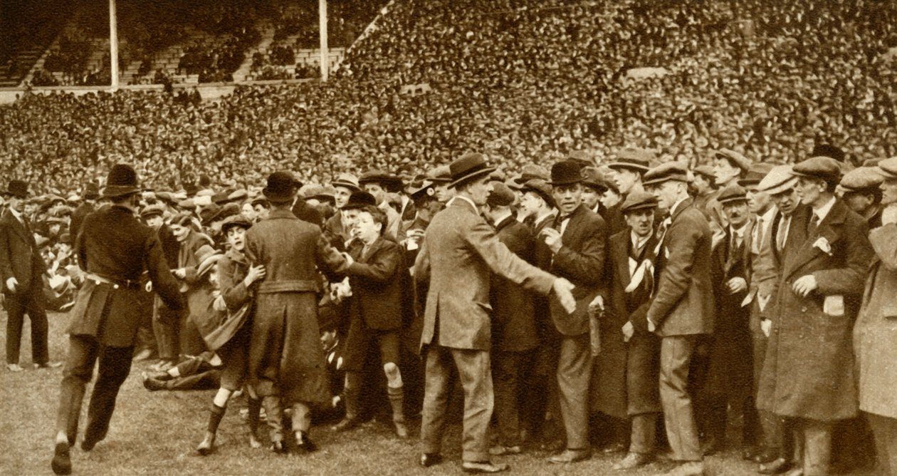 Pierwszy finał FA Cup odbywa się na nowym stadionie Wembley w Londynie, 28 kwietnia 1923, 1935. autorstwa Unbekannt