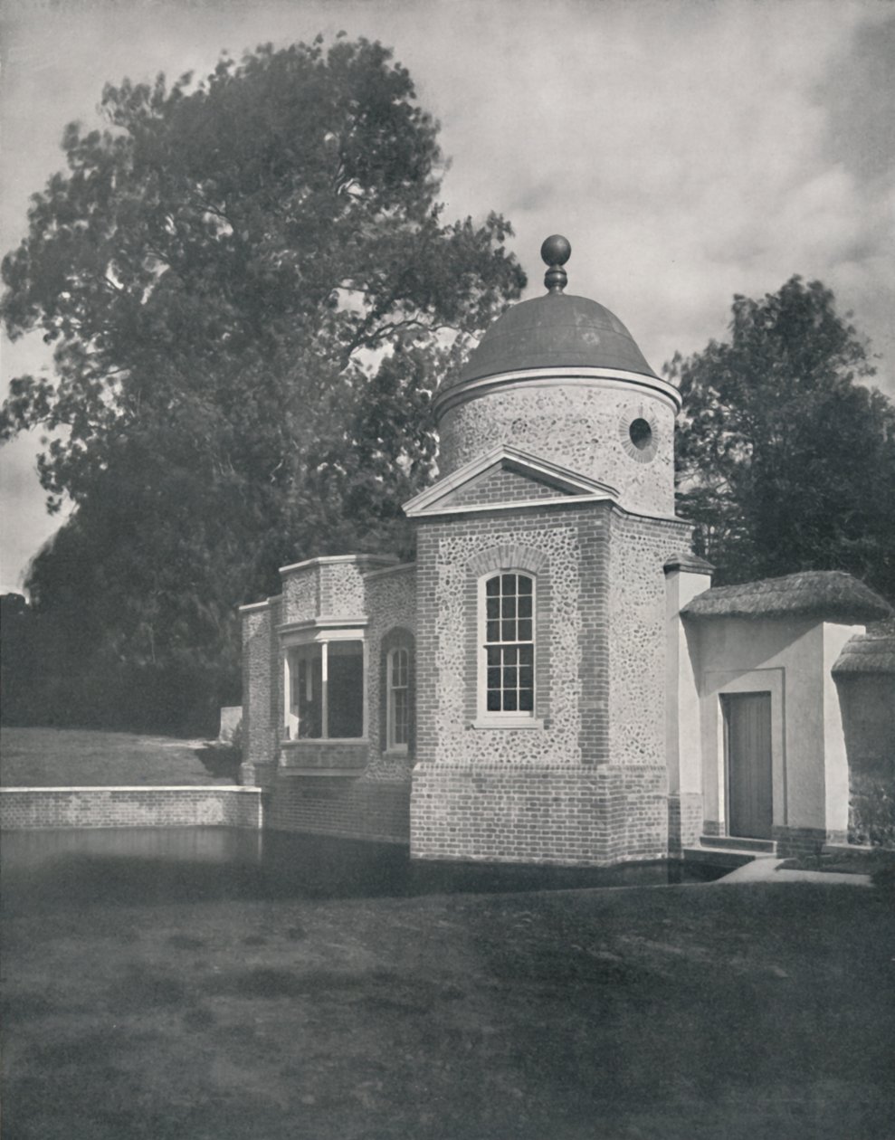 Altana i basen w Biddesden House, Wiltshire, 1933. autorstwa Unbekannt