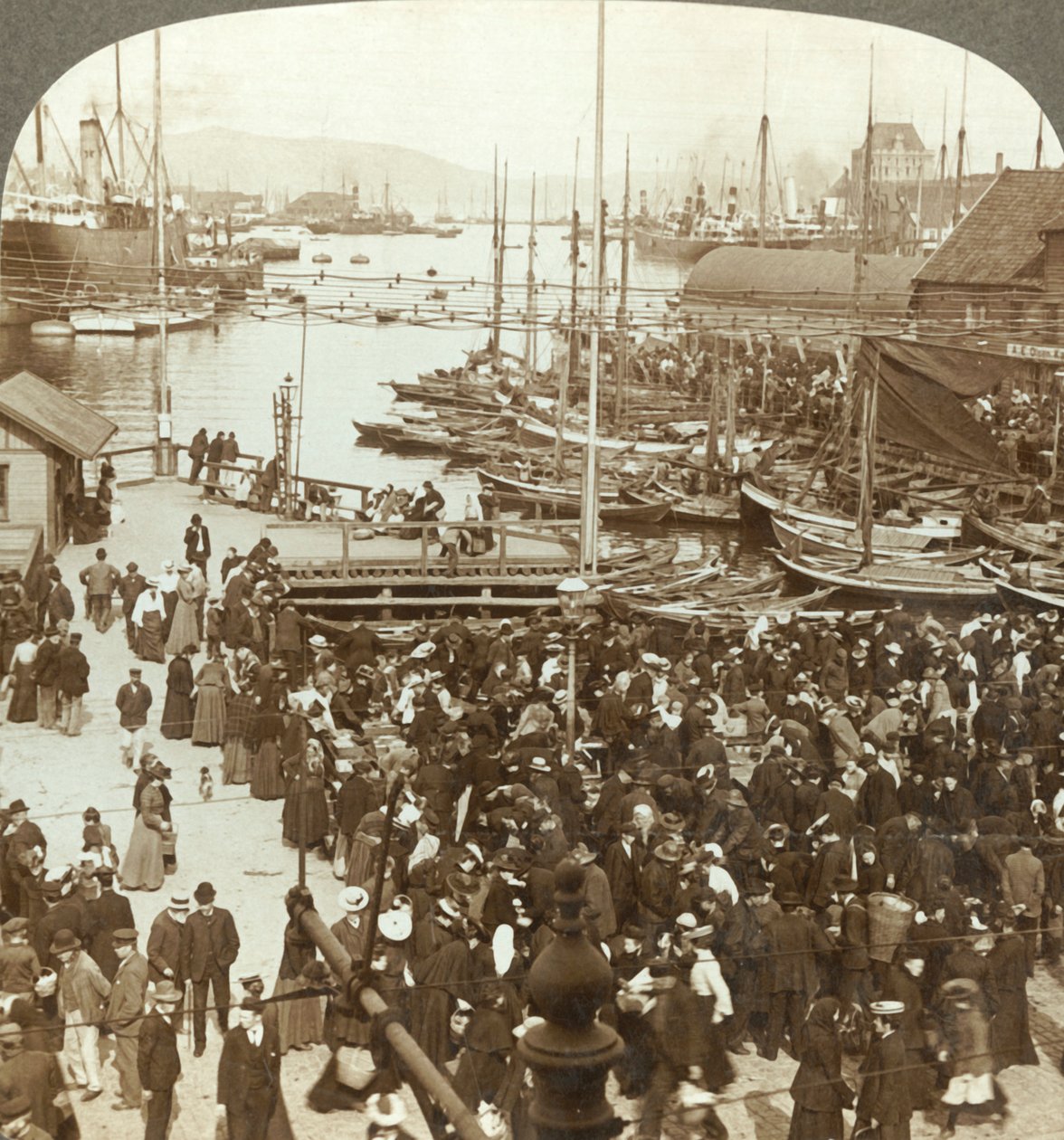 Port, N.W. z targu w Bergen, największego targu rybnego Norwegii, ok. 1905. autorstwa Unbekannt