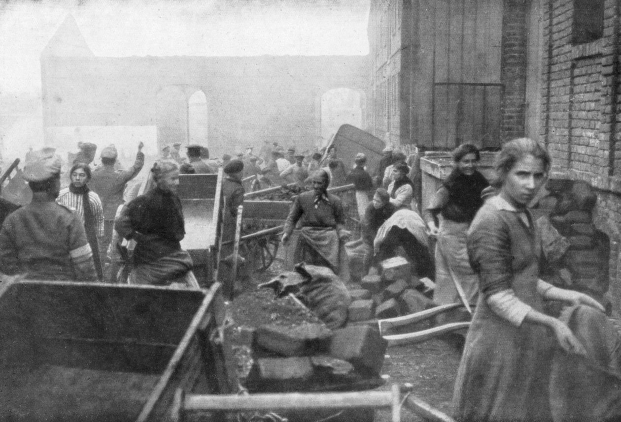 Mieszkańcy Caudry przyjeżdżają po żywność do Armii Brytyjskiej, Francja, 1918 r. autorstwa Unbekannt