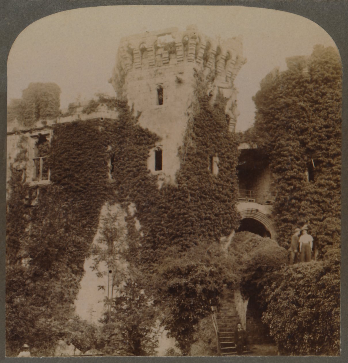 Pokryte bluszczem wieże zamku Raglan, ostatnia twierdza Karola I, Monmouthshire, Anglia, c1 autorstwa Unbekannt