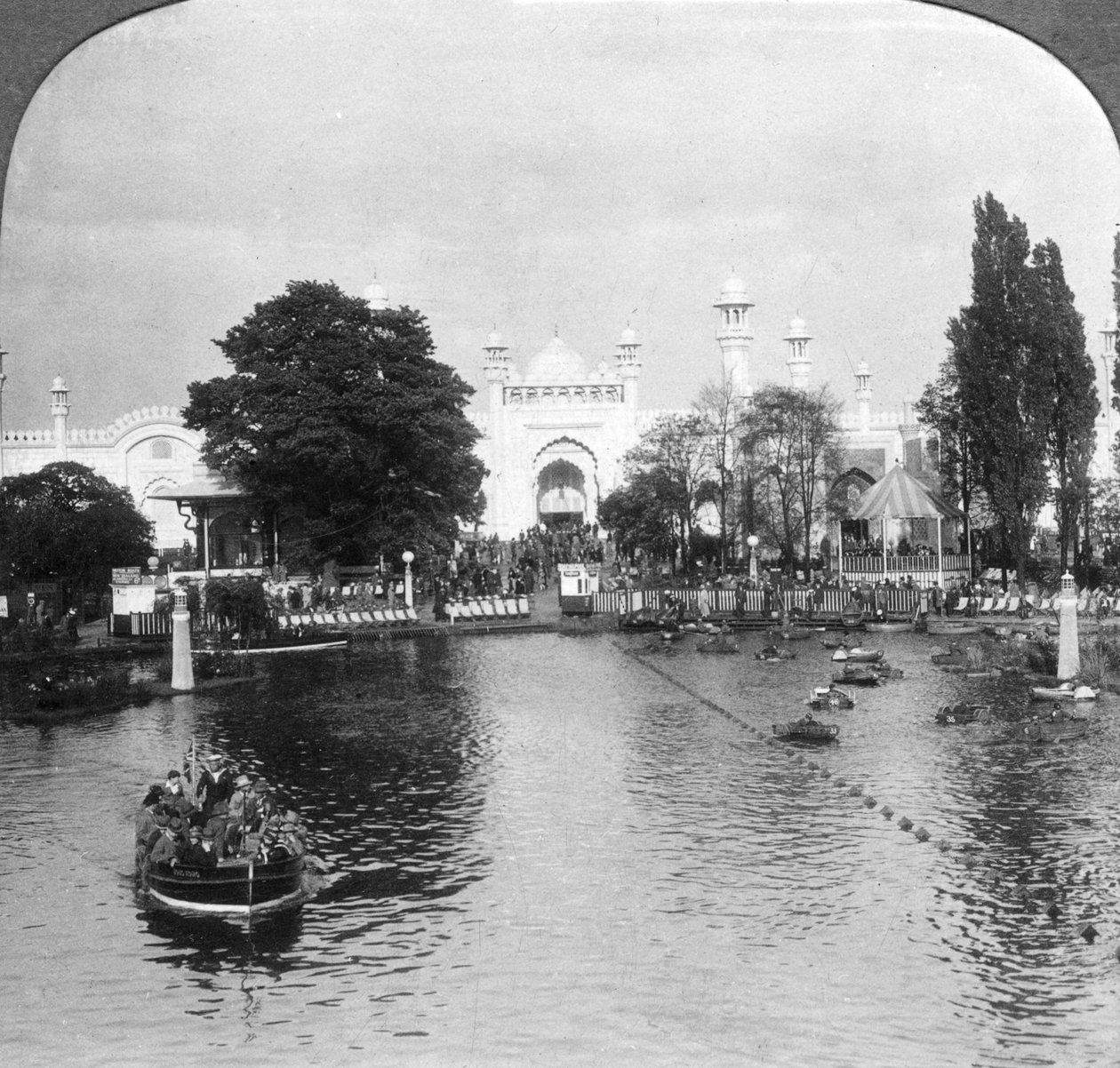 Jezioro na Wystawie Imperium Brytyjskiego, Wembley, Londyn, c1925 autorstwa Unbekannt