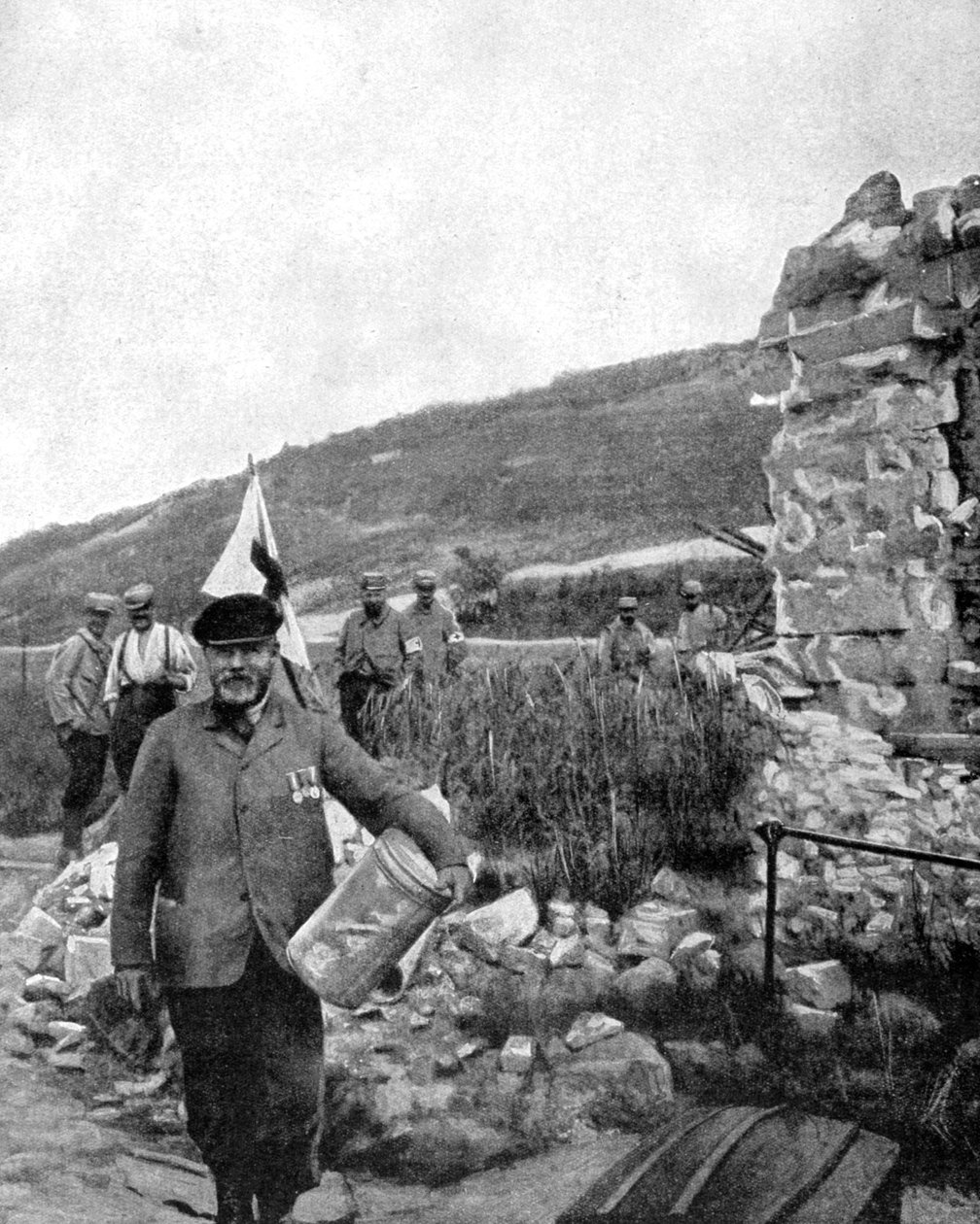 Burmistrz Ablain-Saint-Nazaire w ruinach gminy, 1915 autorstwa Unbekannt