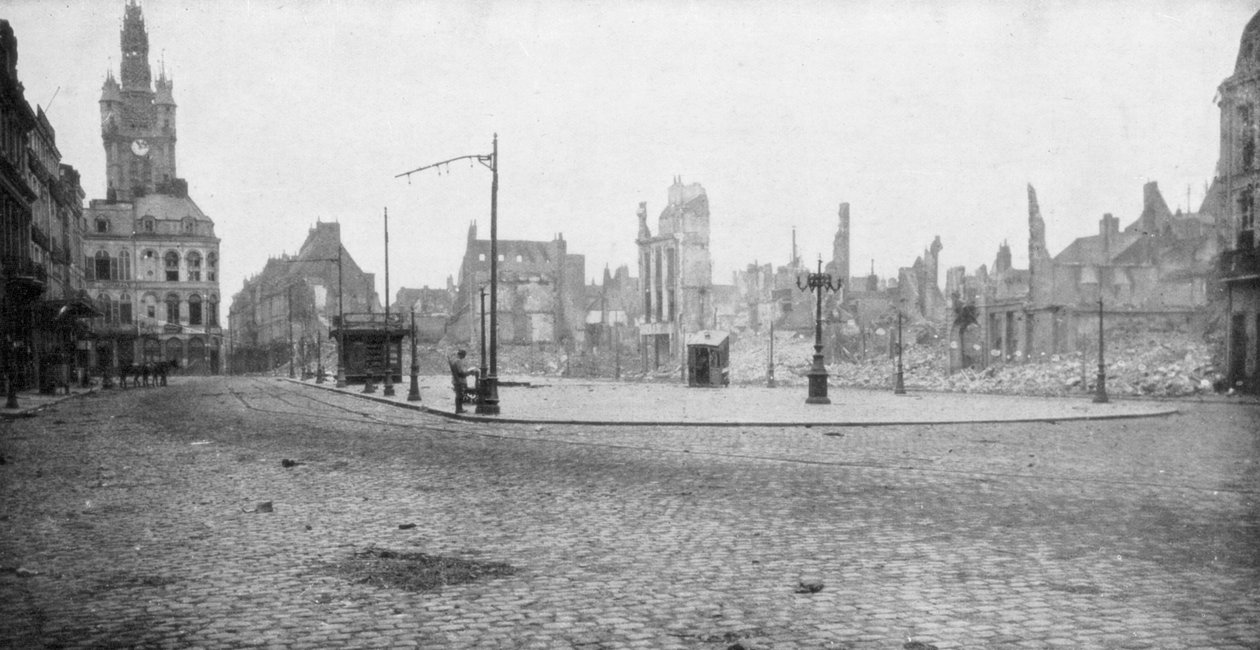 Ruiny i dzwonnica w Douai, Francja, 1918 autorstwa Unbekannt