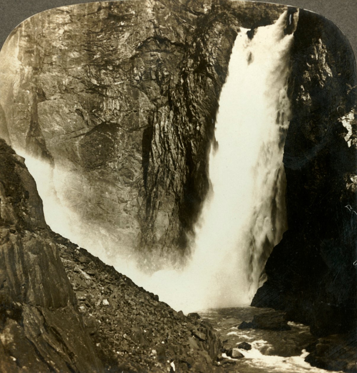 Wrzące wody potężnego Voringfos, jednego z największych wodospadów Norwegii, ok. 1905 r. autorstwa Unbekannt