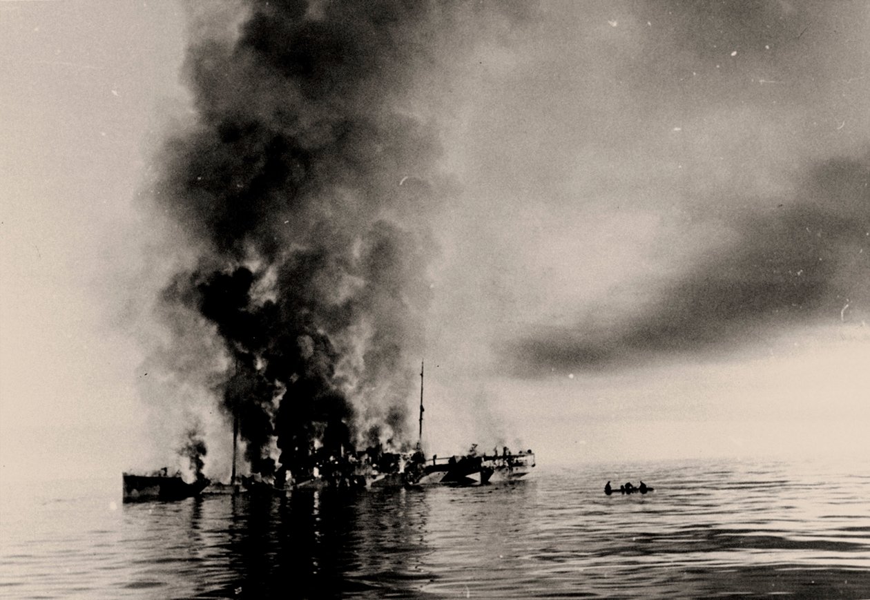 Zatonięcie lodołamacza Alexander Sibiryakov przez niemiecki krążownik Admiral Scheer 25 sierpnia 1942 r. autorstwa Unbekannt