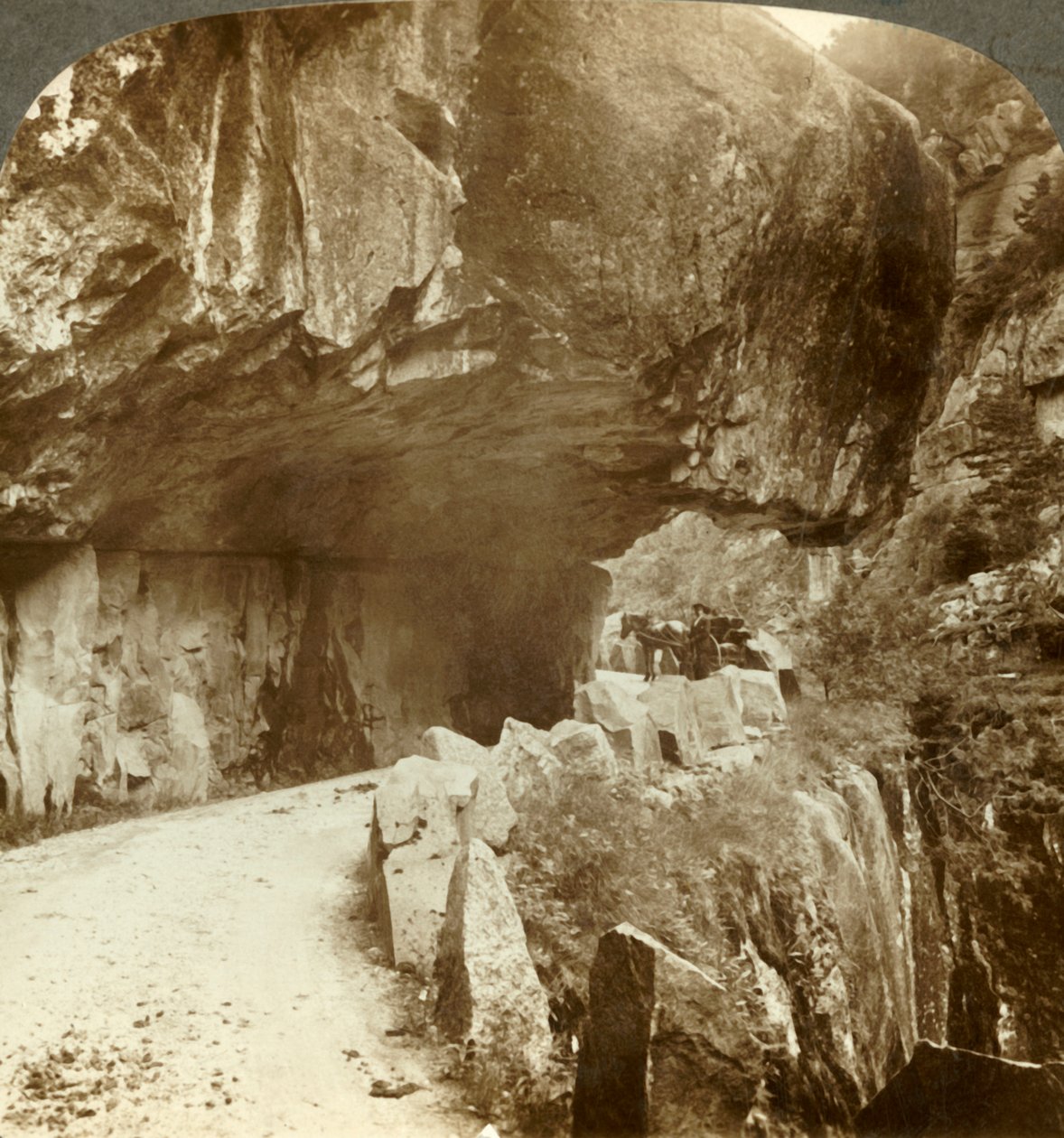 Cudowna droga Bratlandsdal, przebiła się przez górskie ściany litej skały, Norwegia, ok. 1905. autorstwa Unbekannt