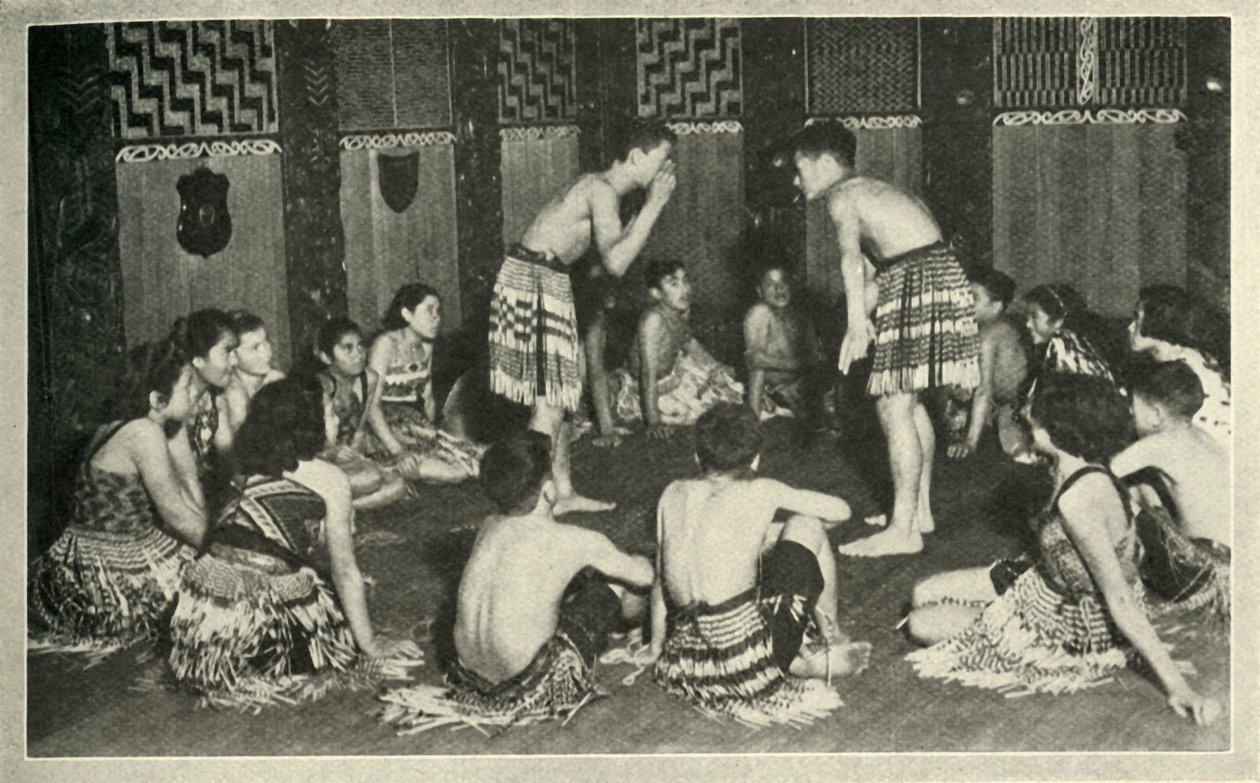 Te maoryskie dzieci z Native School, Whakarewarewa, grają w grę ręczną, c1948. autorstwa Unbekannt