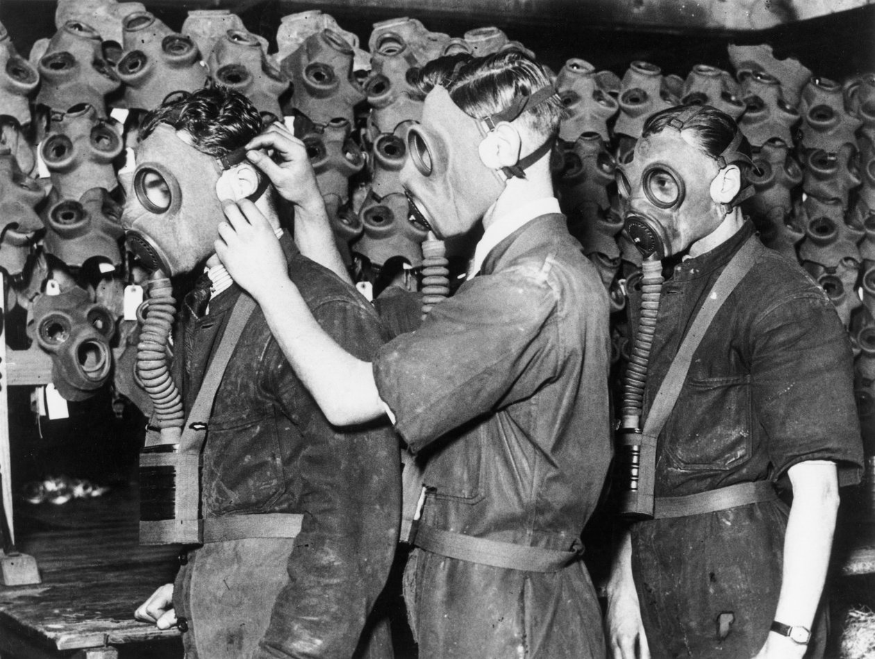 Trzech mężczyzn w maskach gazowych, ok. 1930 autorstwa Unbekannt