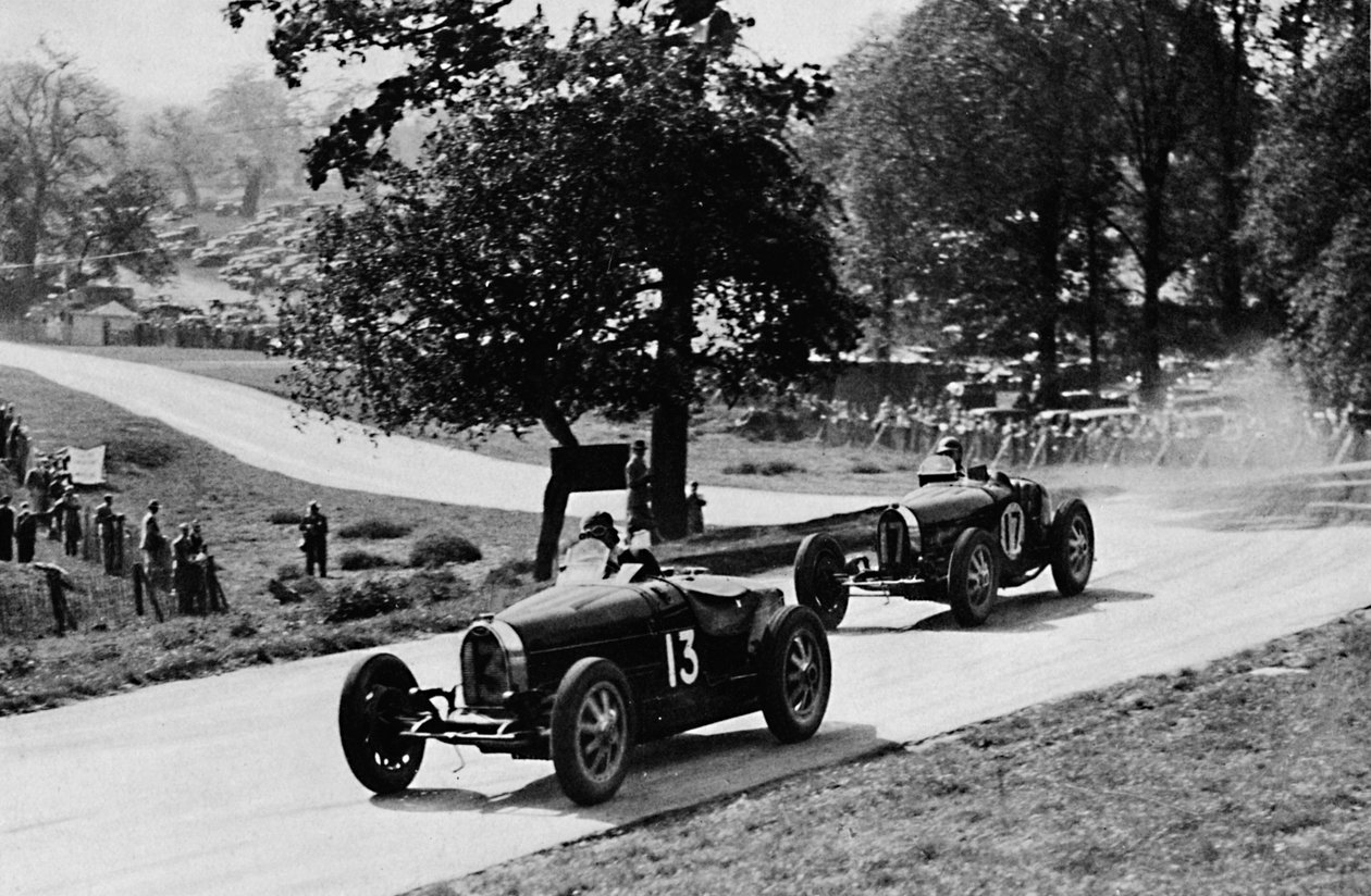 Ekscytujące wyścigi w wiejskiej Anglii: Bugattis w Donington, 1937 autorstwa Unbekannt